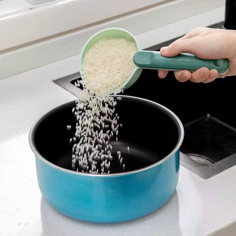 Scooping spoons with sealing clip