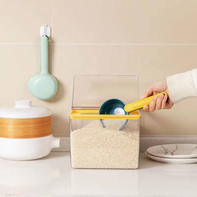 Scooping spoons with sealing clip