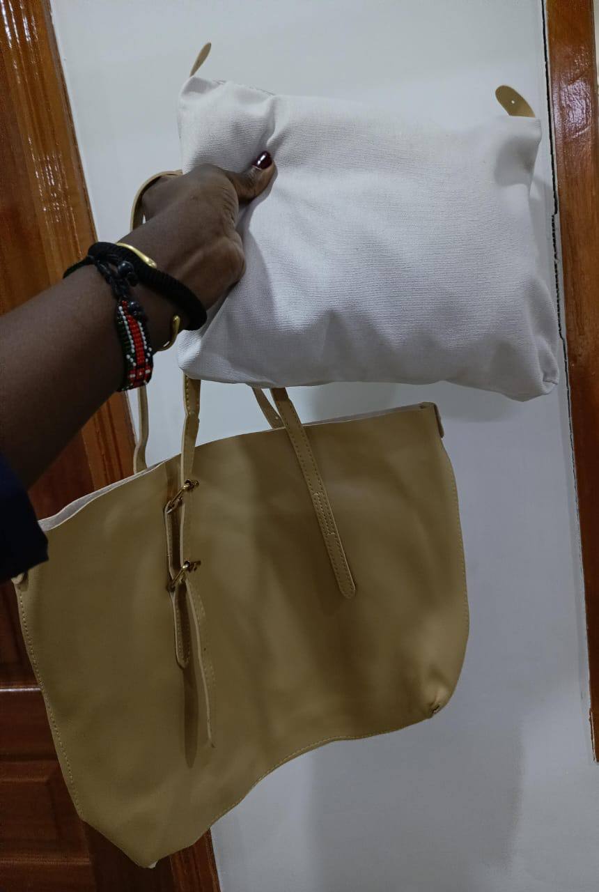 Minimalist tote with inside pouch