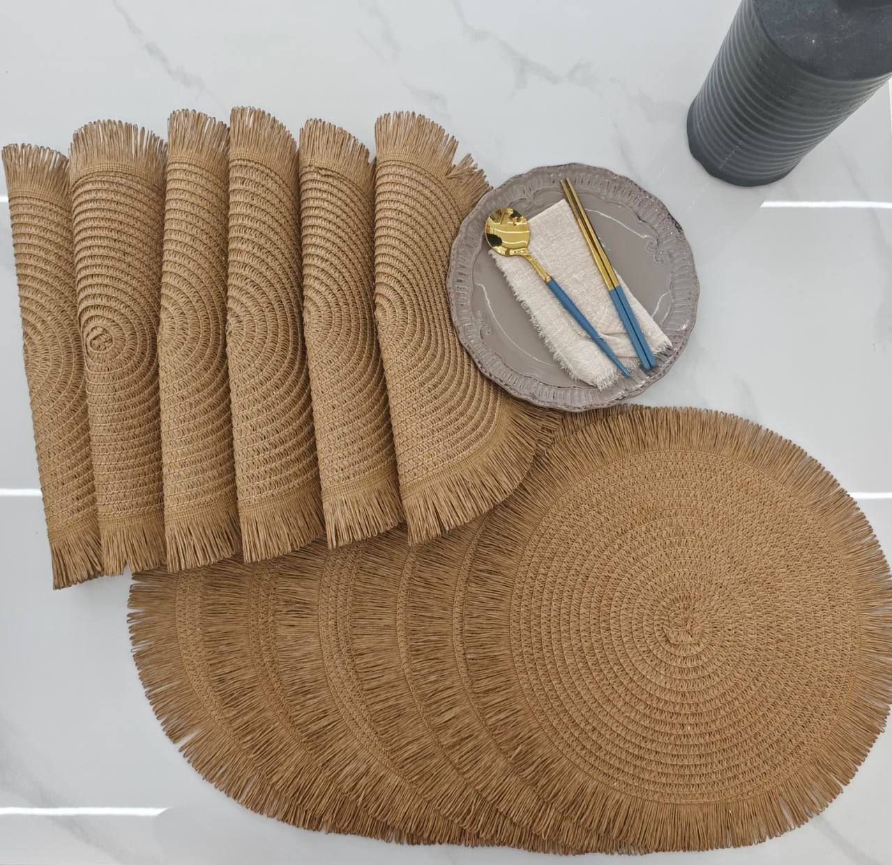 Luxurious woven round rattan Table mats/placemat
Size: 38cms
Colour: Dark brown, light brown and cream white 
6pc