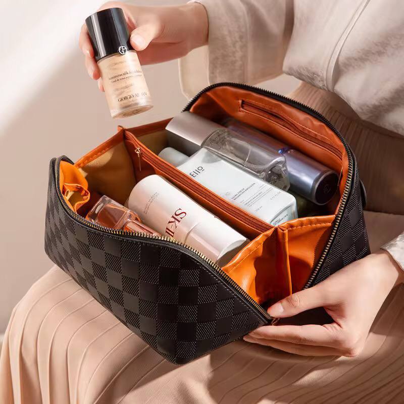 Pu leather cosmetic storage bags.