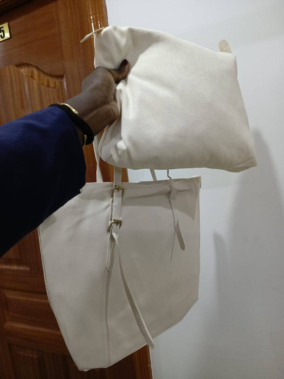Minimalist tote with inside pouch