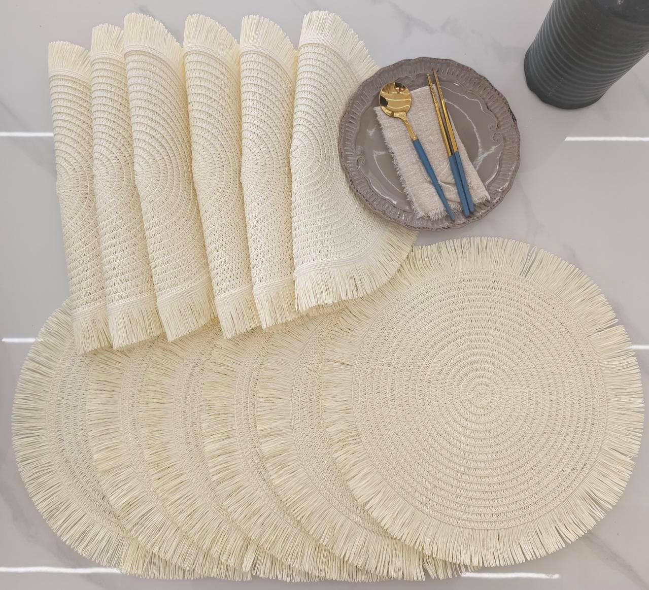 Luxurious woven round rattan Table mats/placemat
Size: 38cms
Colour: Dark brown, light brown and cream white 
6pc
