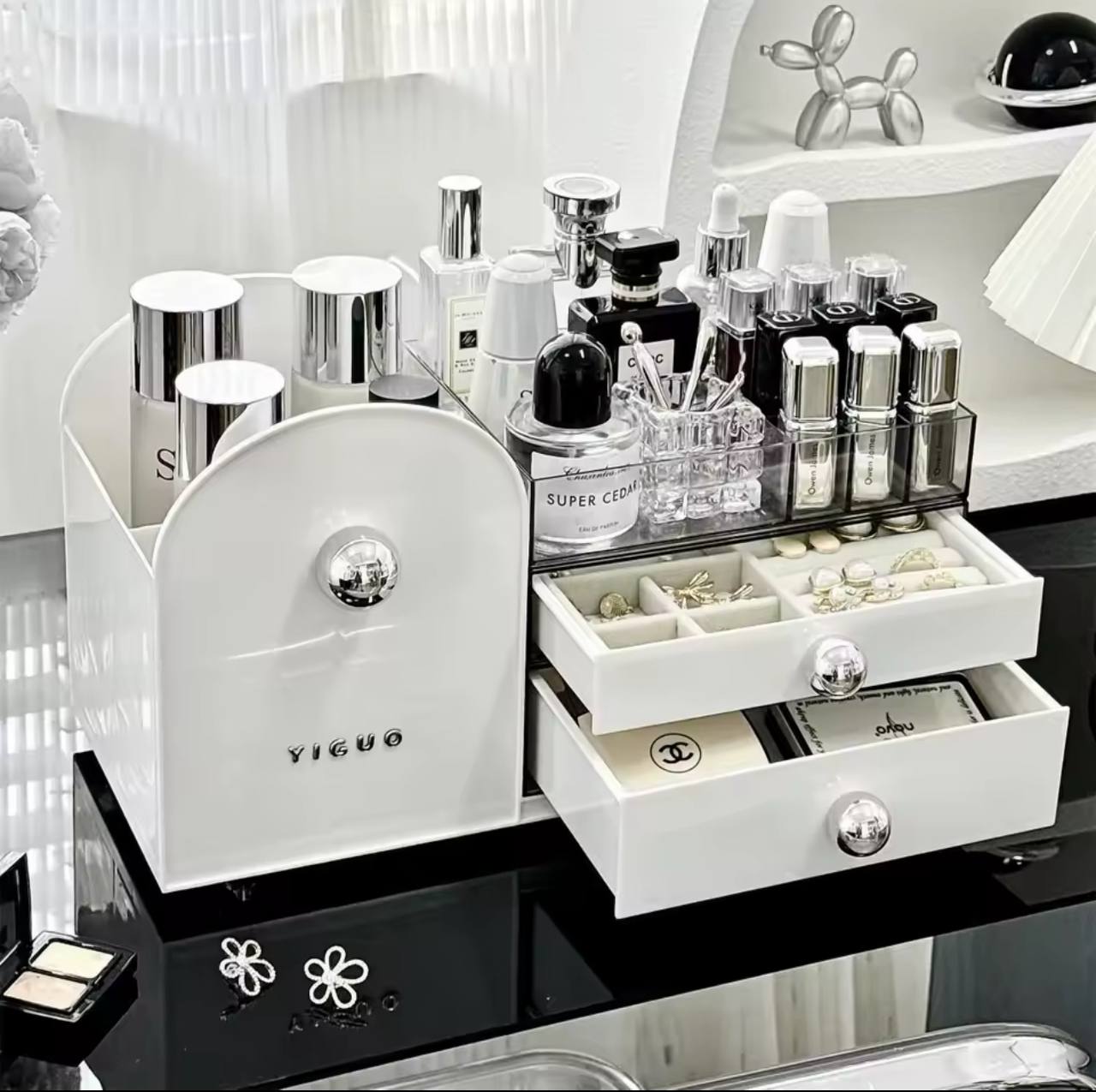 Large capacity make-up organizer