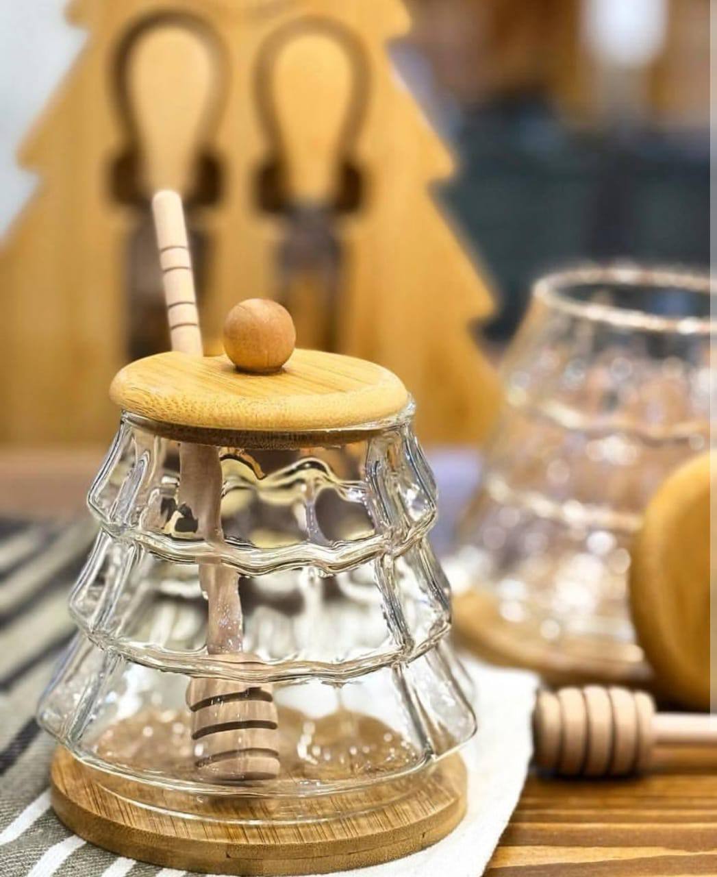 Borosilicate beehive honey jar with wooden lid and stirring stick