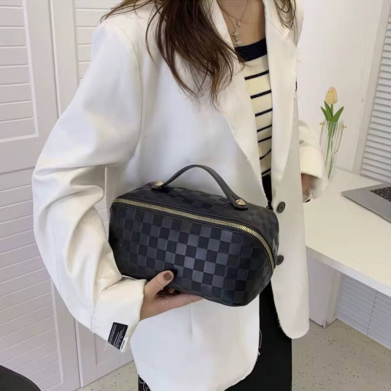 Pu leather cosmetic storage bags.