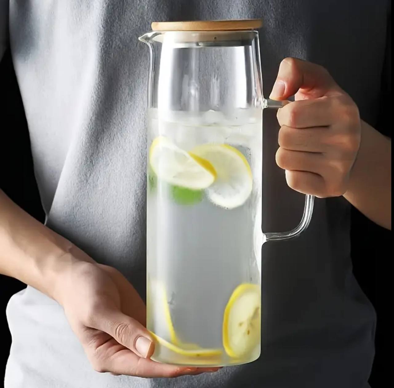 Heat resistant glass jug with an Airtight bamboo lid