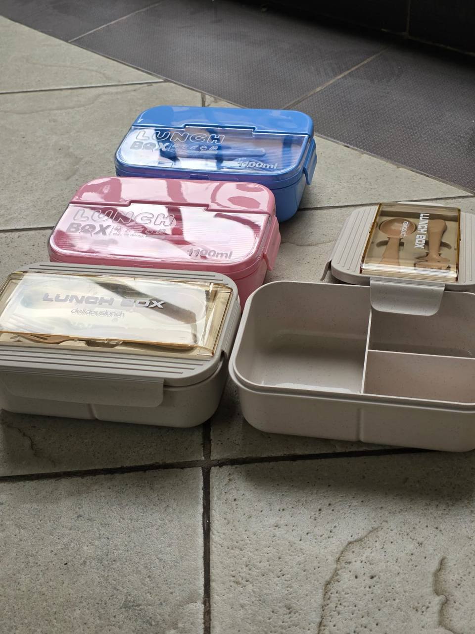 BENTO LUNCH BOX WITH 3 COMPARTMENTS  WITH A DOUBLE SIDED SPOON& Folk