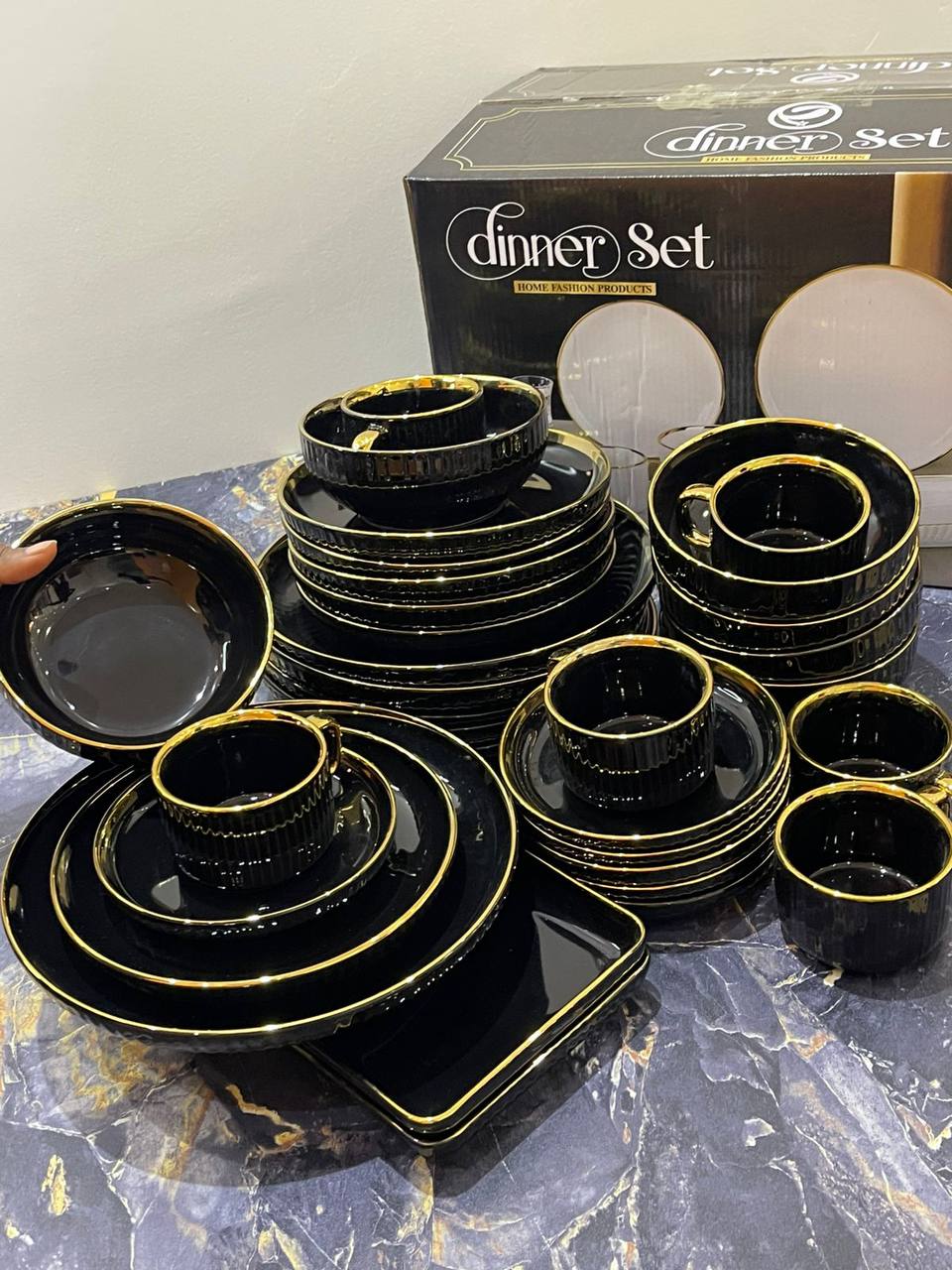 Black gold dinner set