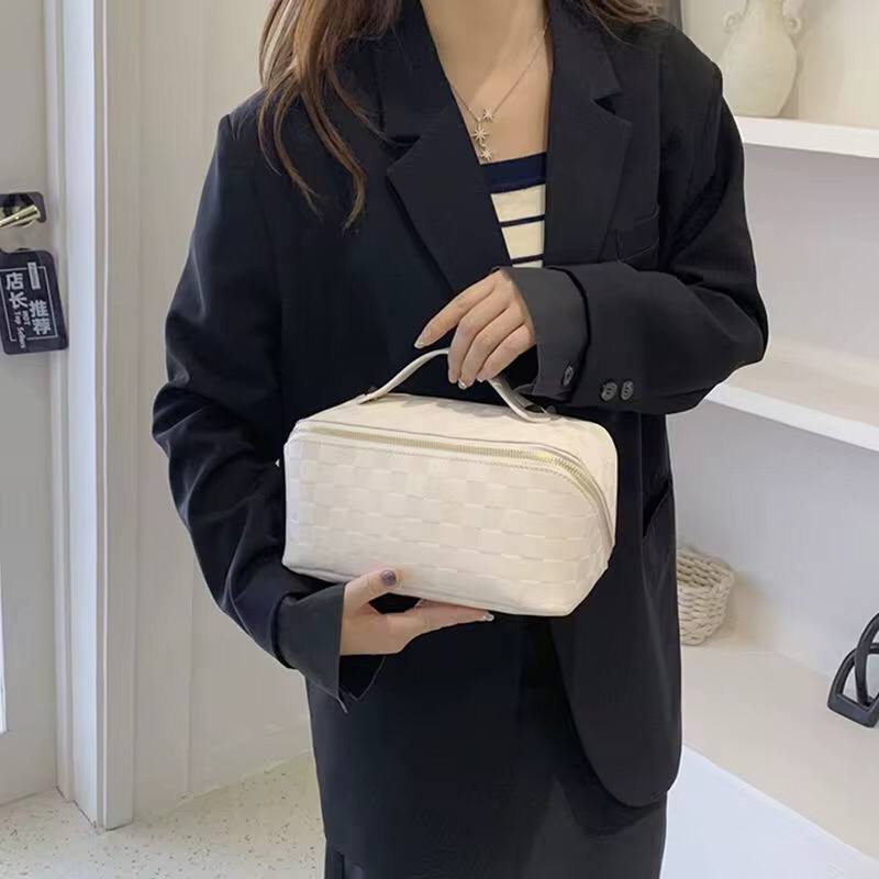 Pu leather cosmetic storage bags.