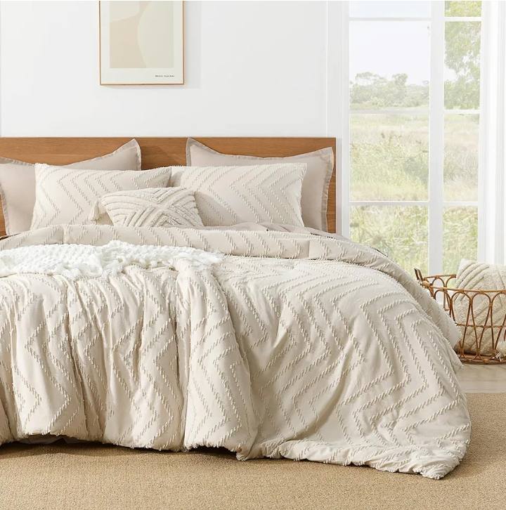 Tufted Duvet
with 1 bedsheet and 4 pillow cases.