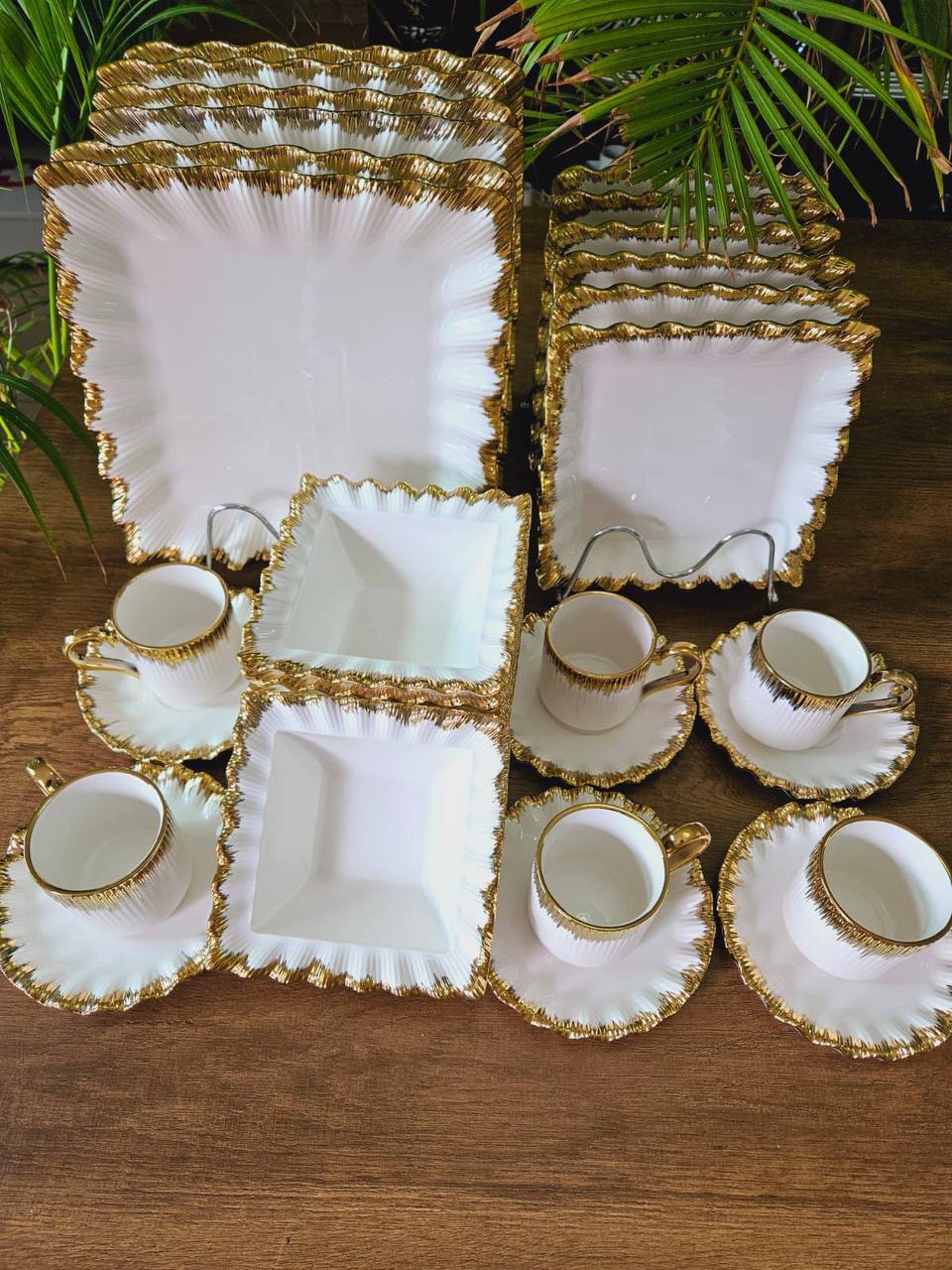Flare gold dinner set