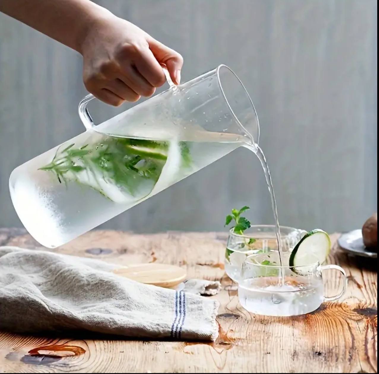 Heat resistant glass jug with an Airtight bamboo lid