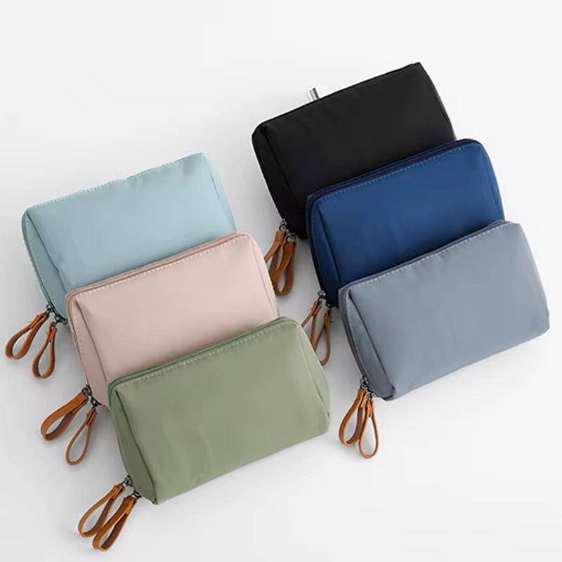 Fashionable small makeup bag/ mini cosmetic pouch with large capacity.