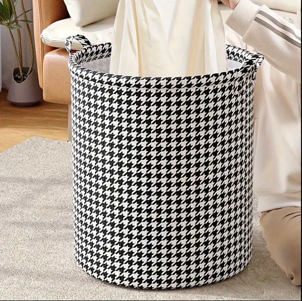 Foldable laundry baskets