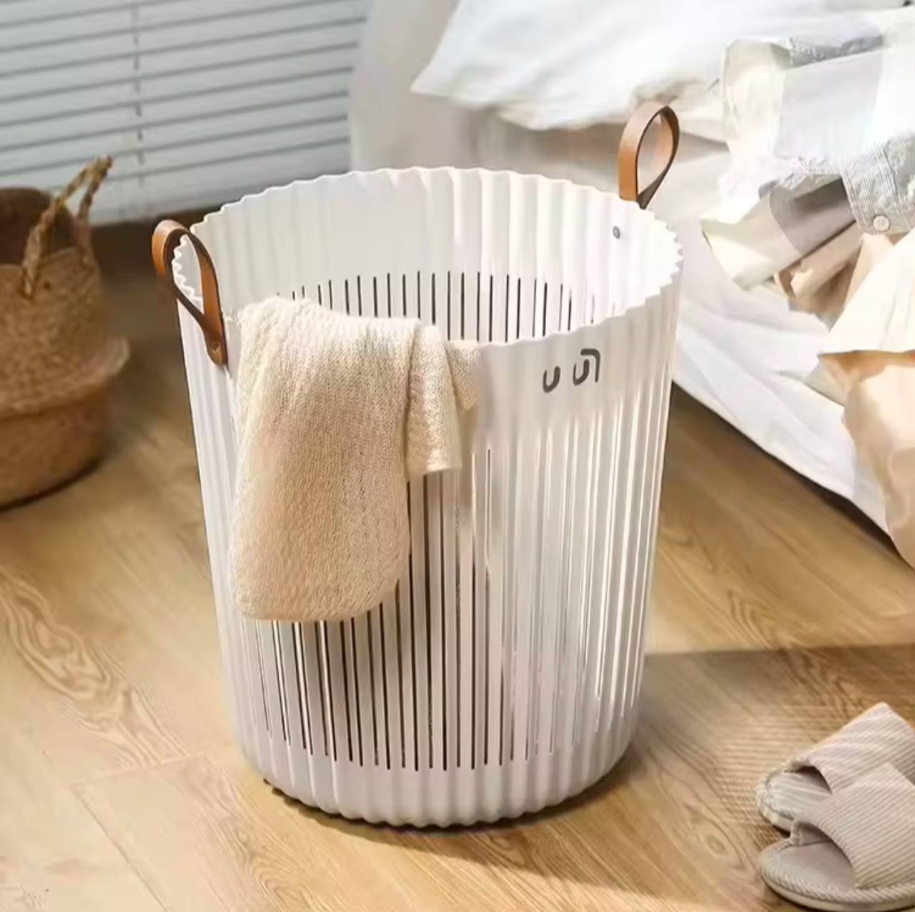 Large capacity laundry/storage basket