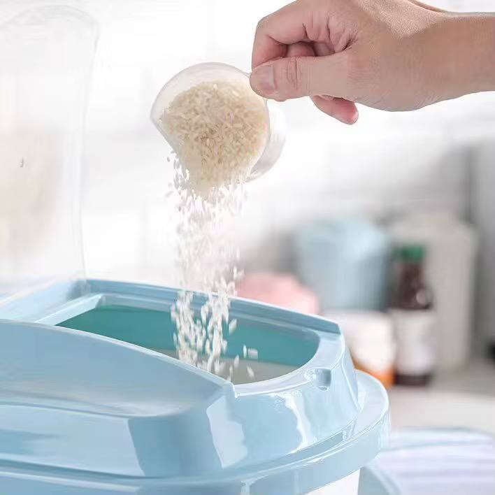 Rice/cereal bucket with measuring cup