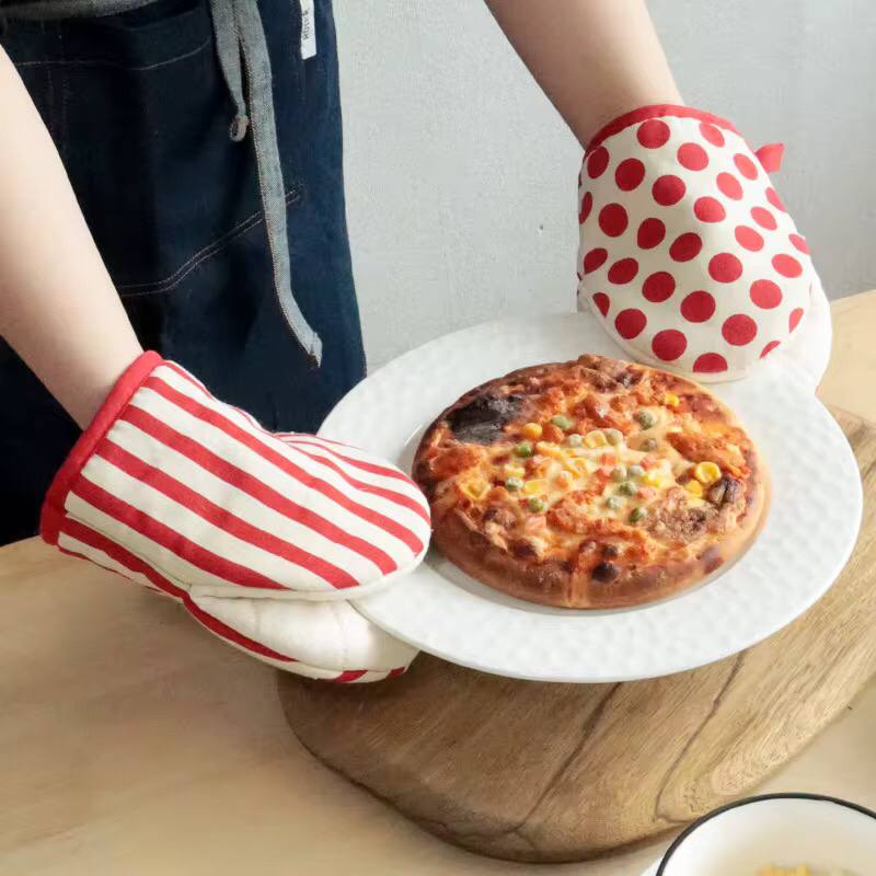 Heat resistant oven gloves