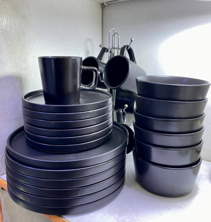 Black dinner set