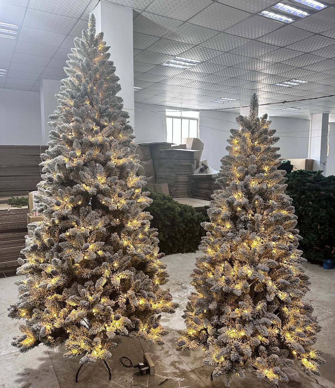 Pre-lit Snow flocked Christmas tree