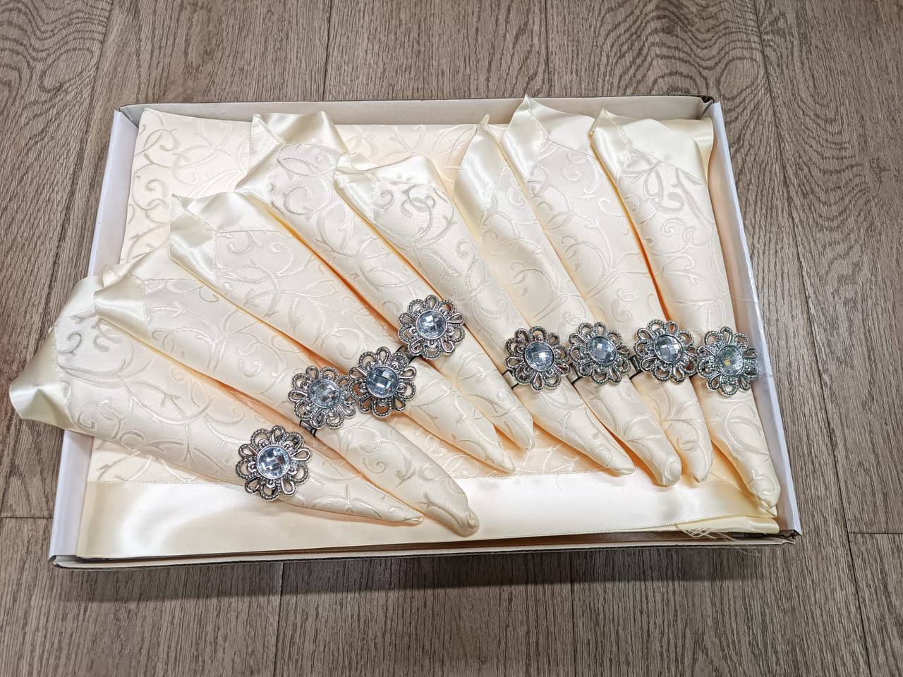 Table clothes with 8pcs napkins