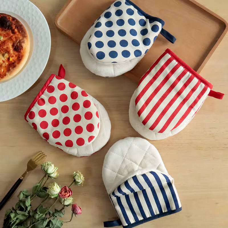 Heat resistant oven gloves